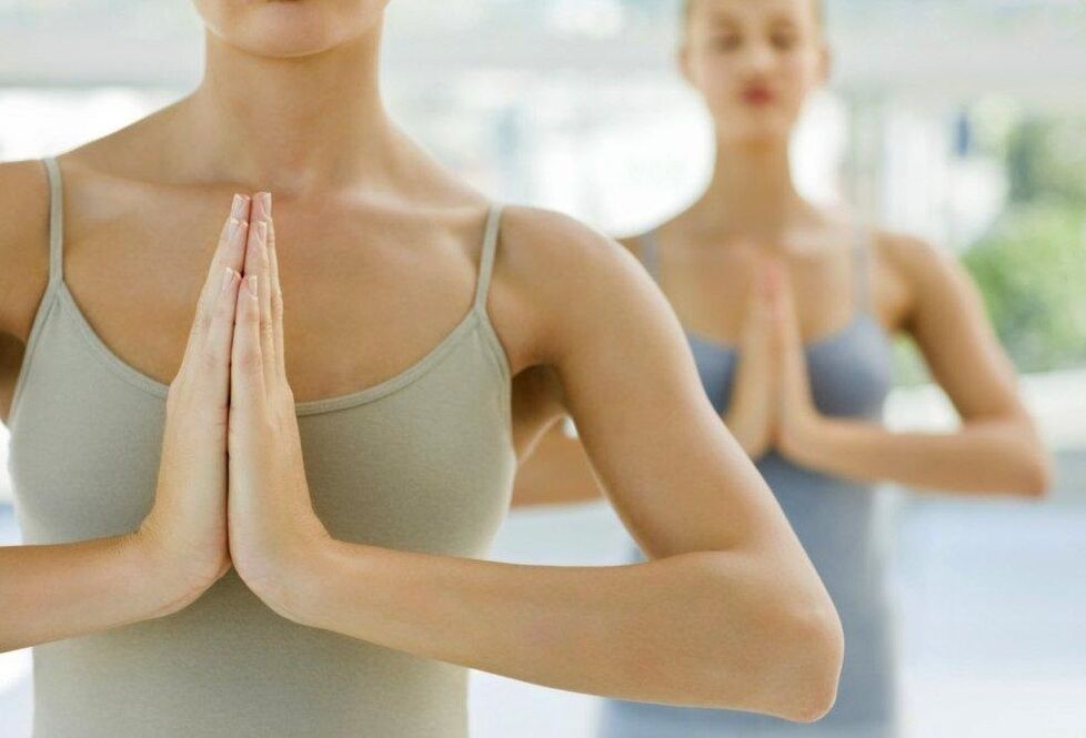 Las chicas hacen yoga para bajar de peso
