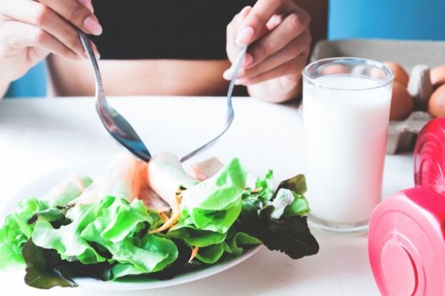 Ensalada y yogurt de vidrio