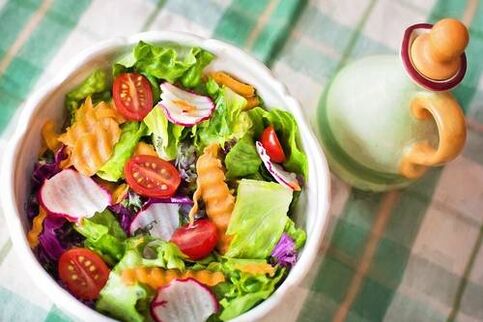 Ensalada de verduras con dieta cetogénica