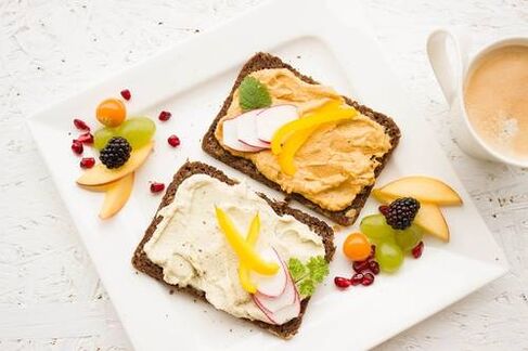 Sándwiches y fruta en la dieta cetogénica